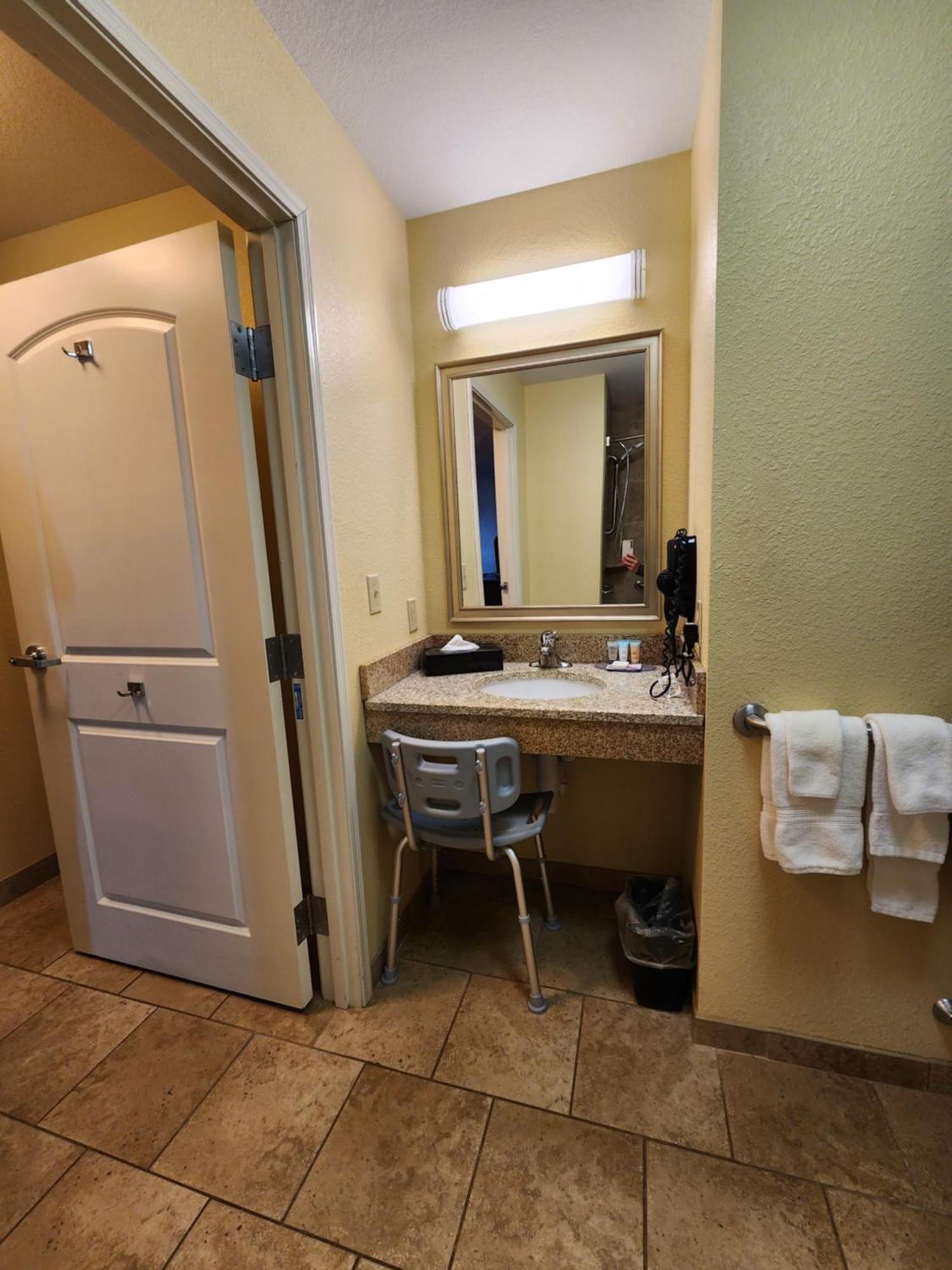 Highland Suites Minot Exteriör bild
